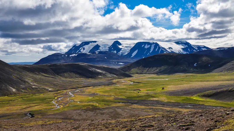 Þjófadalir hut in its remote valley with Hrútfell beyond