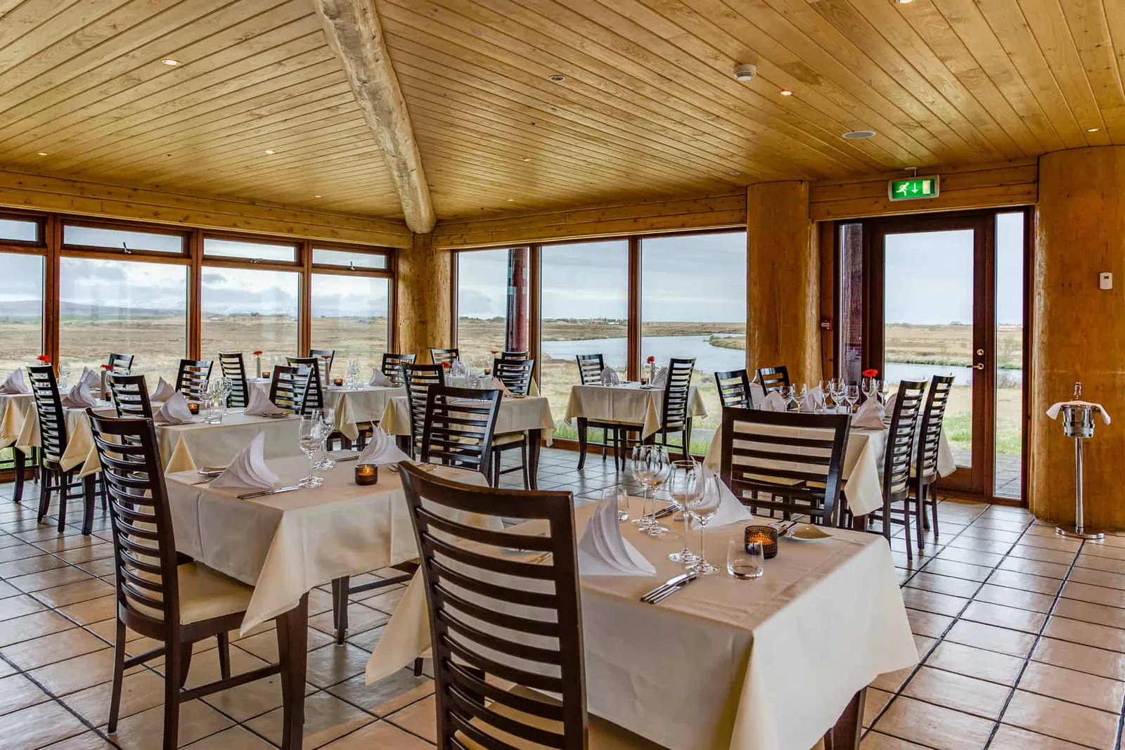 Dining room at Hotel Rangá overlooking the countryside