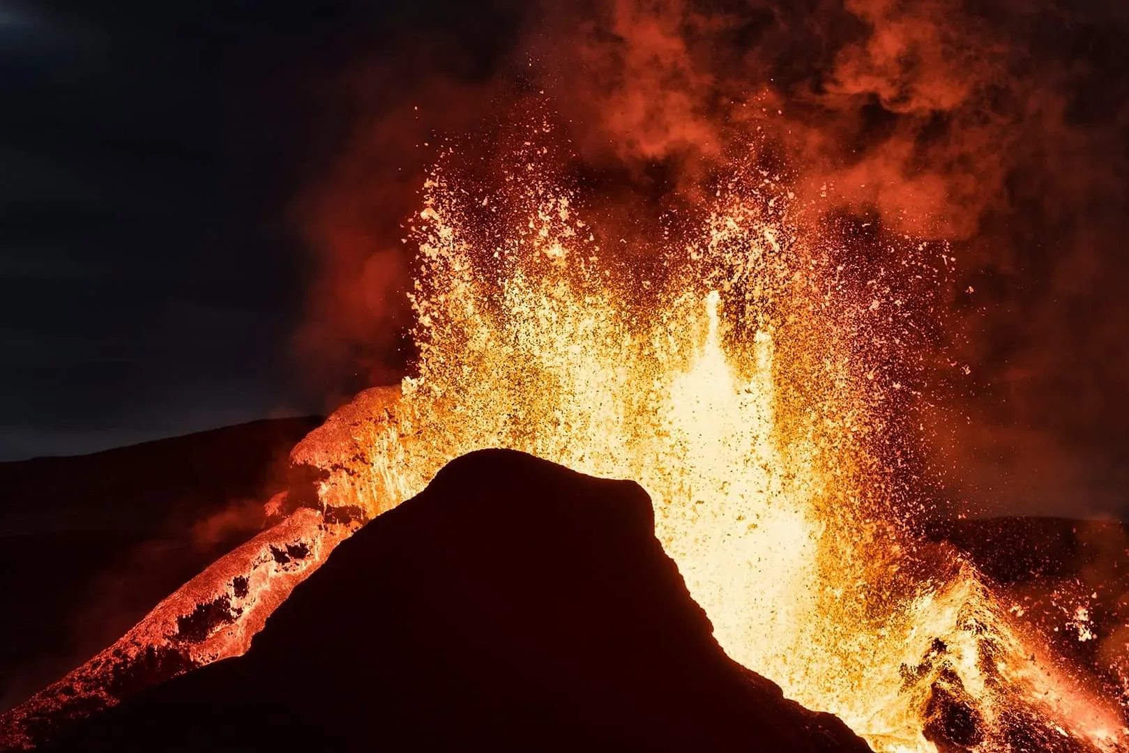 Guests hiking toward the Reykjanes volcano eruption site